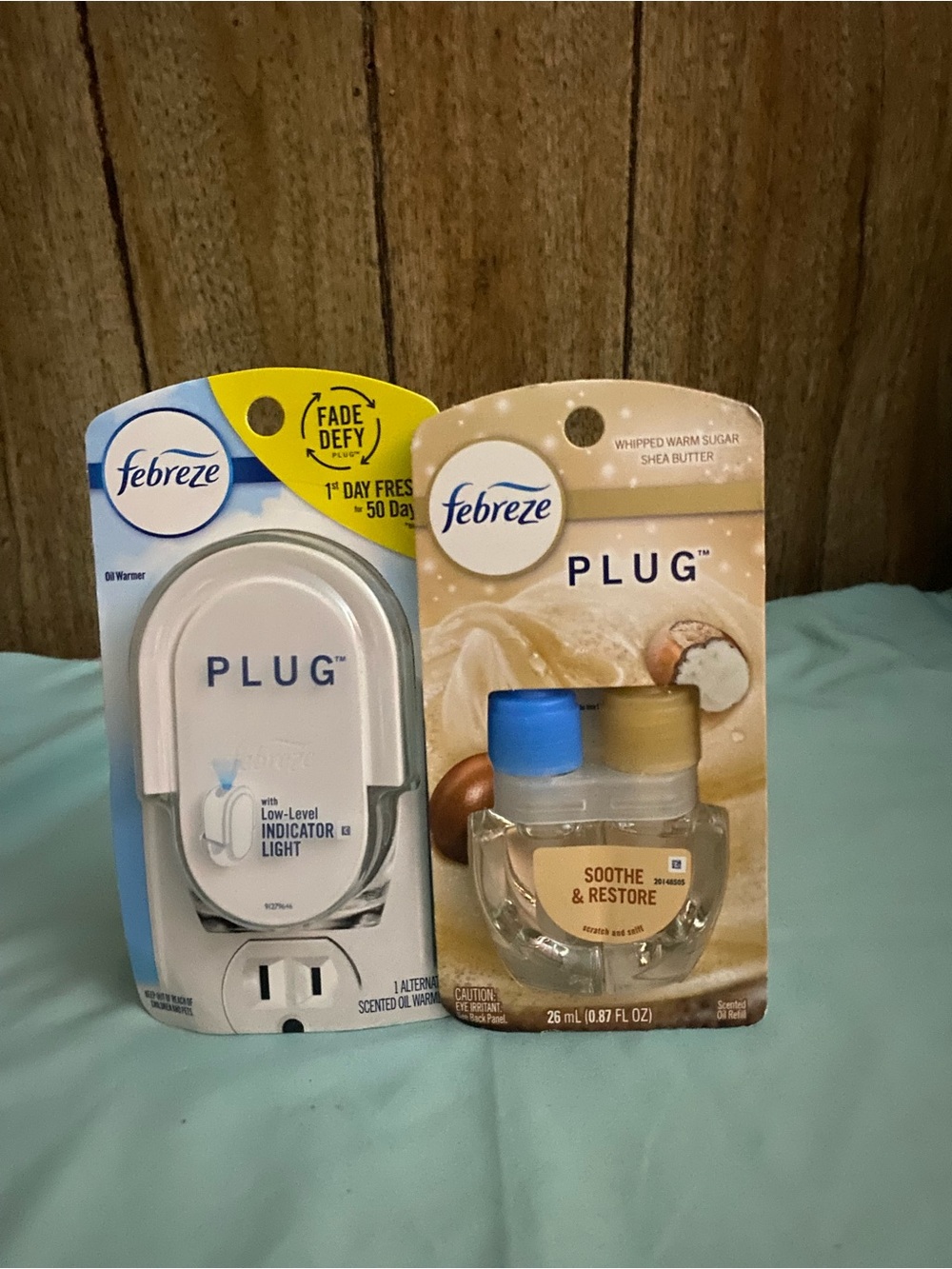 Febreze Plug in oil warmer w/ indicator light & 0.87 fl oz refill, white